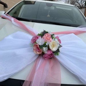 Funda cu Flori – Decor Auto Handmade pentru Nuntă Elegantă