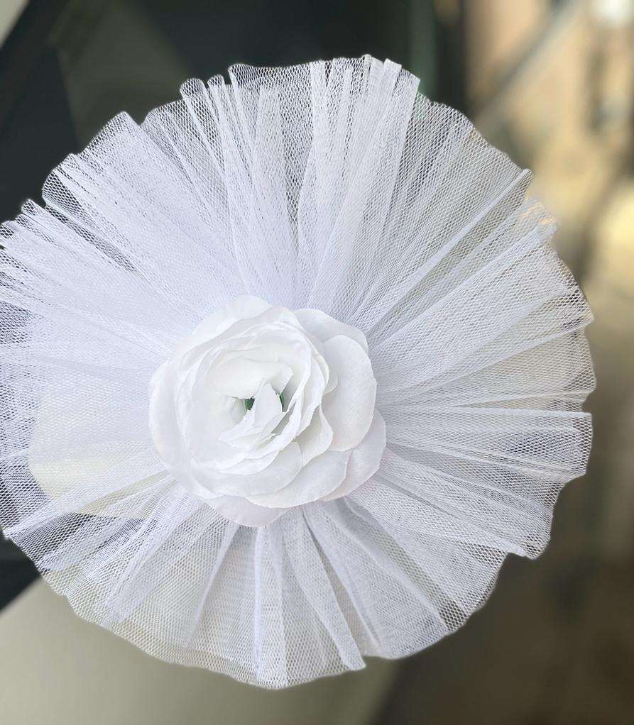 Puff alb de Oglindă cu Trandafir – Aranjament Handmade pentru Mașina de Nuntă | Evenimente De Lux