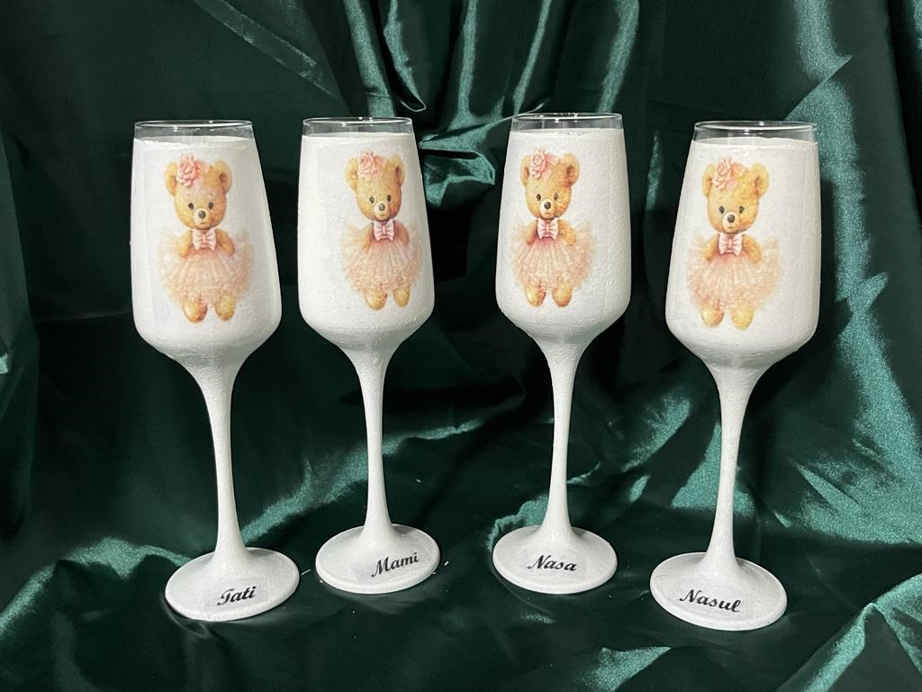 Pahare Botez Ursuleț – Set de 4 Pahare de Șampanie Vopsite Manual | Evenimente De Lux