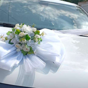 Funda ivory Dublă cu Flori – Aranjament Handmade pentru Mașina de Nuntă | Evenimente De Lux