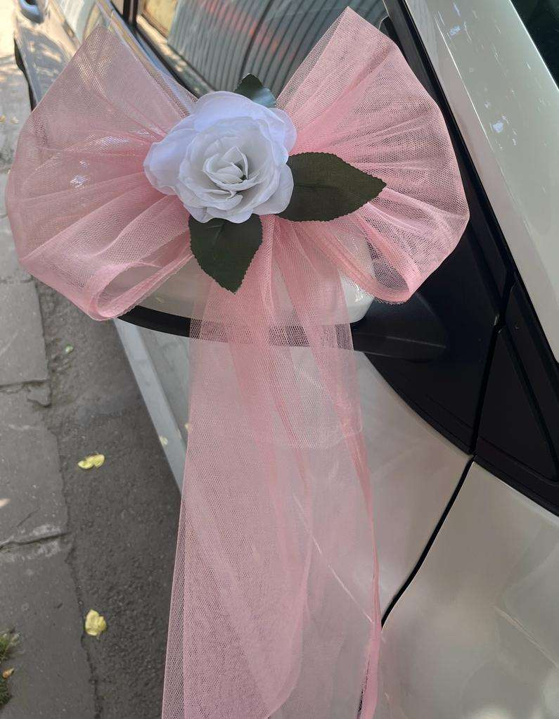 Funda baby pink Oglindă cu Trandafir Alb – Decor Auto Handmade pentru Nuntă