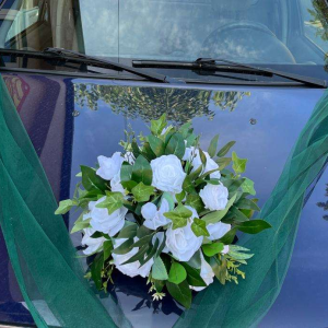 Aranjament Flori Mătase cu Ventuze – Decor Auto Handmade pentru Nuntă Elegantă