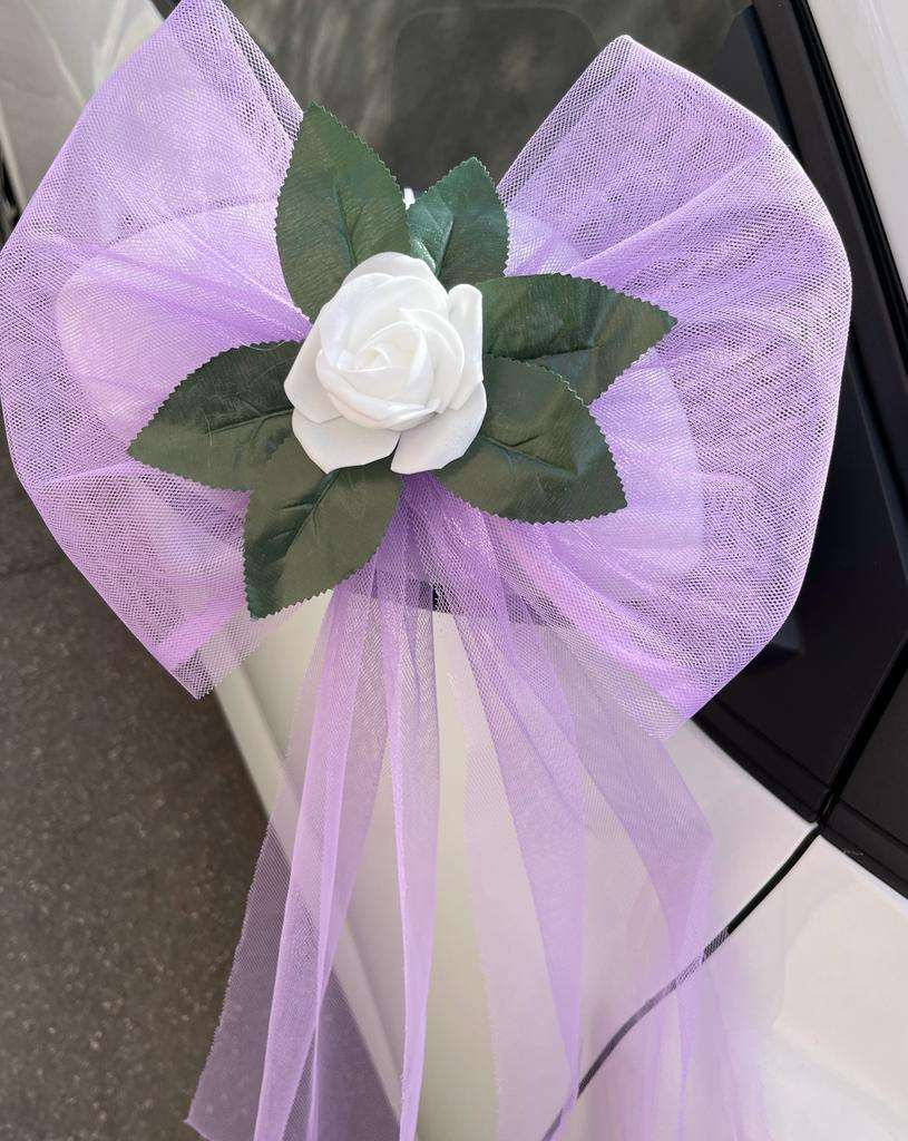 Funda lila Oglindă cu Trandafir Alb – Decor Auto Handmade pentru Nuntă